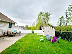 Outdoor dining - Stylish Getaway: Owners Suite, Game Room, Mountain Views, Close to Attractions (Scranton)
