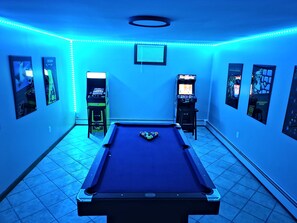 Games room - Stylish Getaway: Owners Suite, Game Room, Mountain Views, Close to Attractions (Scranton)