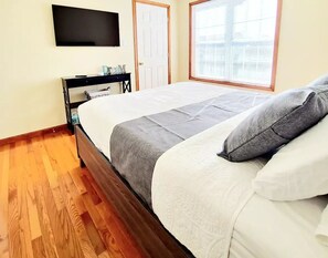 4 soverom, skrivebord, strykejern/-brett og reiseseng for barn