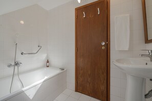Badekar, hårtørrer, håndklæder