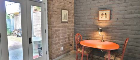 المنشأة من الداخل