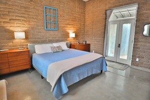 2 bedrooms, desk, iron/ironing board, WiFi (free)