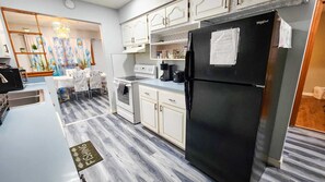 冷蔵庫、電子レンジ、オーブン、コンロ