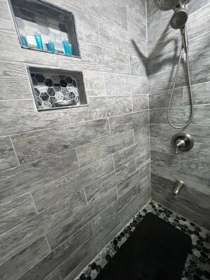 Secador de pelo, toallas, jabón, papel higiénico