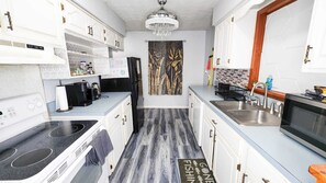 Fridge, microwave, oven, stovetop - Spacious 3BD Luxury Stay (Louisville)