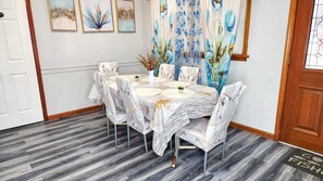 Dining - Spacious 3BD Luxury Stay (Louisville)