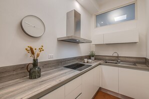 Kühlschrank, Mikrowelle, Ofen, Herdplatte