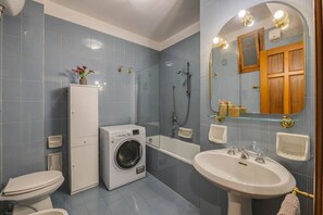 Baignoire, séchoir à cheveux, bidet, serviettes fournies