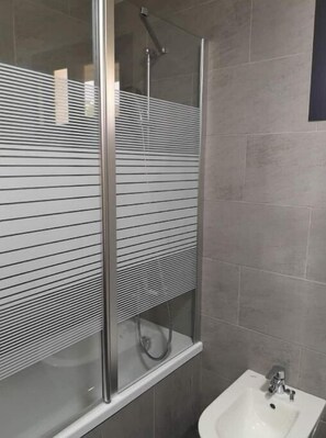 Haartrockner, Handtücher, Seife, Toilettenpapier