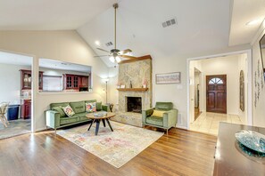 Living area - Close to Downtown Family & Pets! (Dallas)
