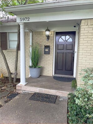 Exterior detail - Close to Downtown Family & Pets! (Dallas)