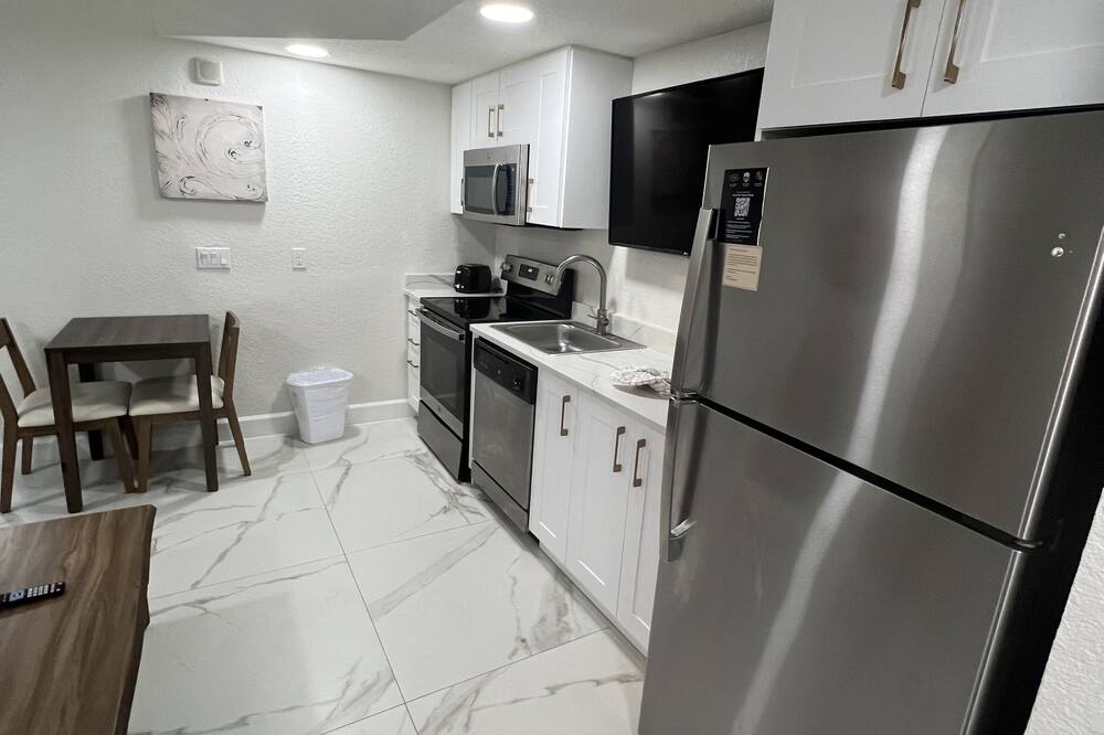 Gorgeous Villa Minutes From Theme Parks! Family-sized condo w/ family activities