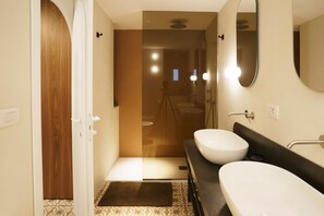 Douche, sèche-cheveux, bidet, serviettes fournies