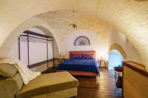 1 bedroom, iron/ironing board, internet, bed sheets