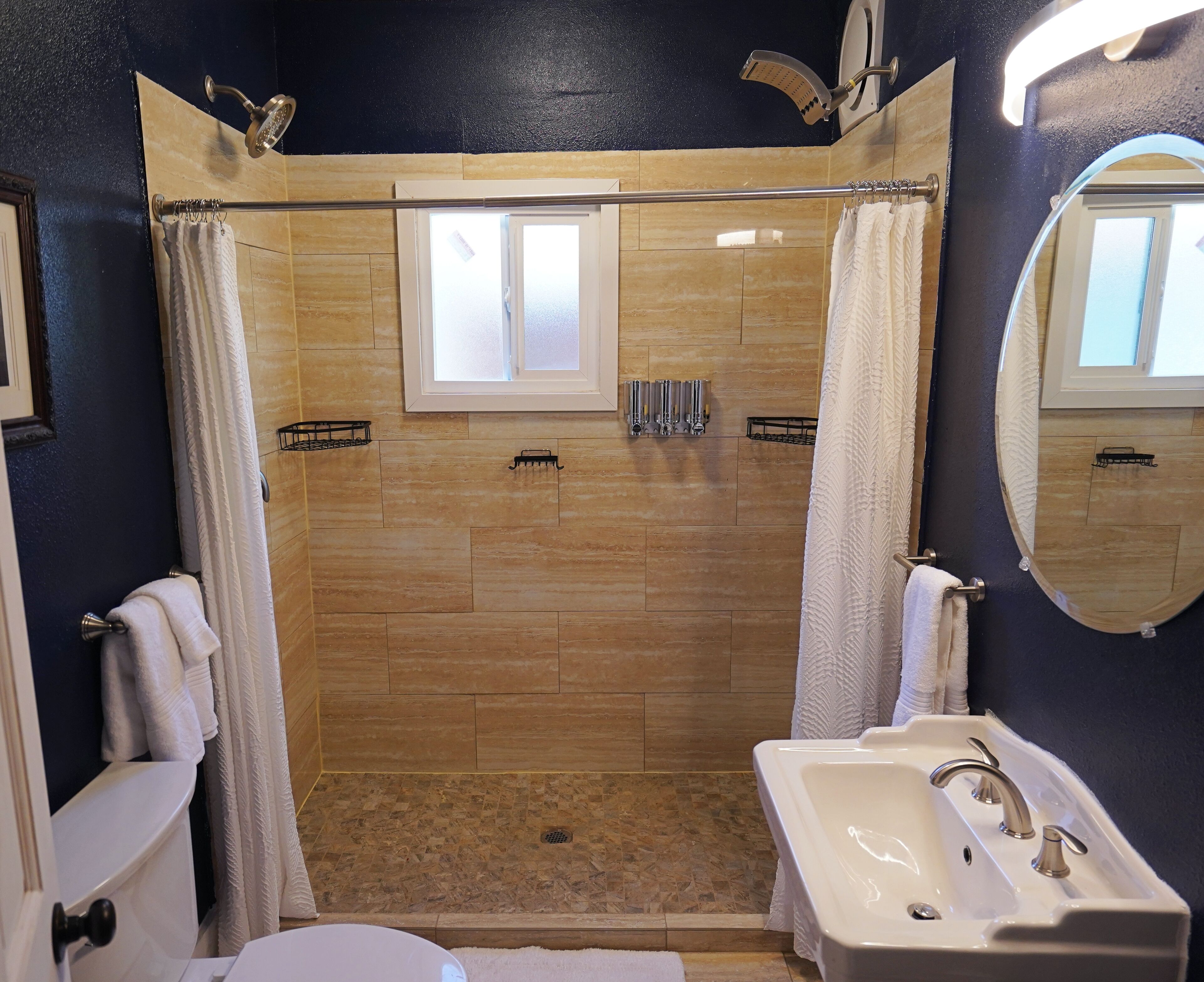 Luxury Funky Fun 420, Walk Downtown wAC–Pets free!