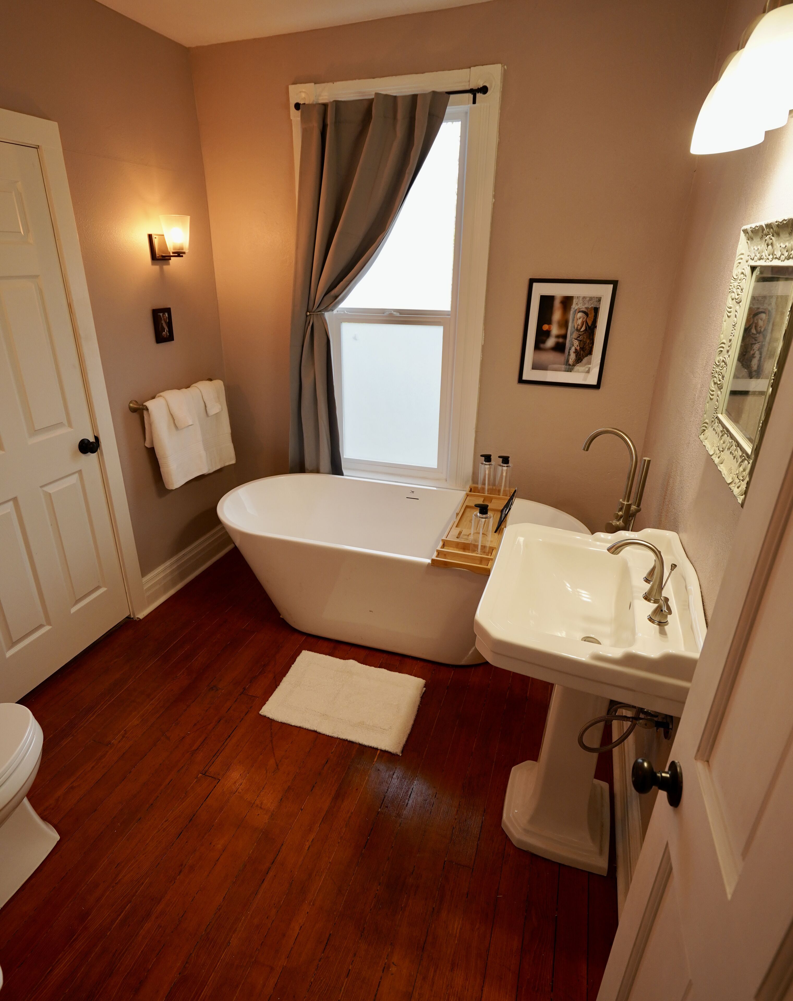 Luxury Funky Fun 420, Walk Downtown wAC–Pets free!