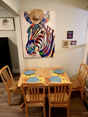 Dining - Luxury Funky Fun 420, Walk Downtown wAC–Pets free! (Trinidad)