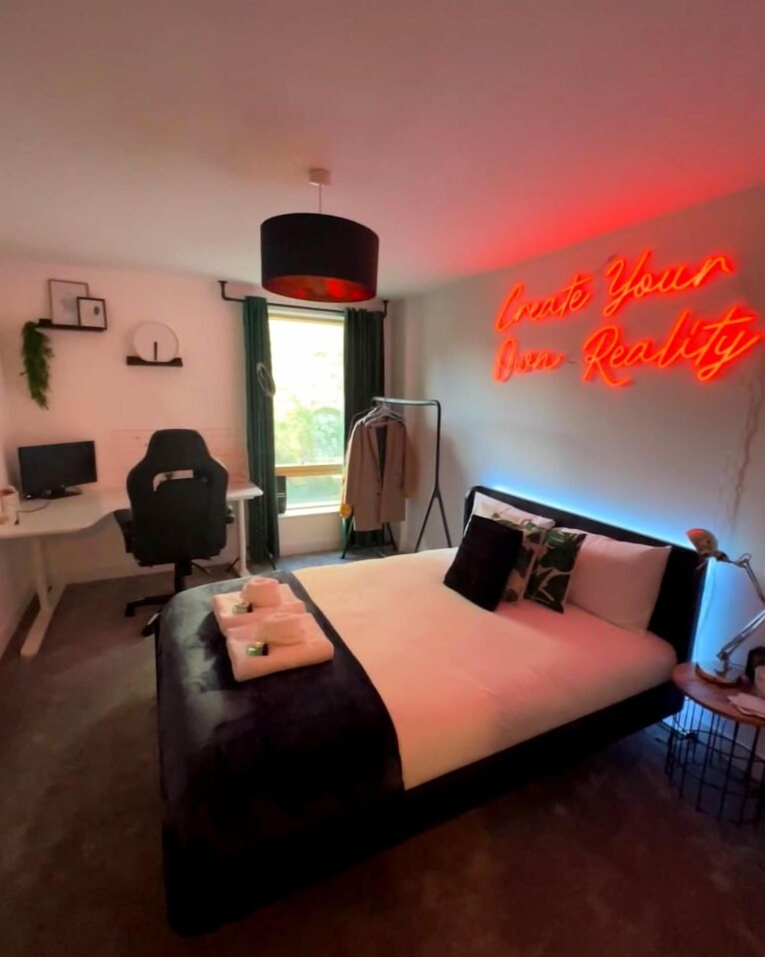 GuestReady - Modern Lush near Queen's Park