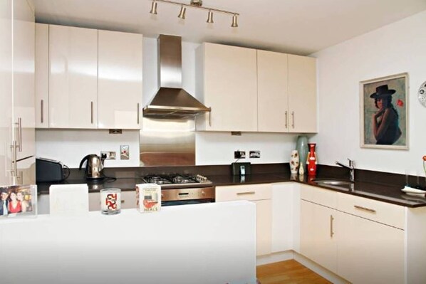 Kühlschrank, Ofen, Geschirrspüler, Wasserkocher mit Kaffee-/Teezubehör