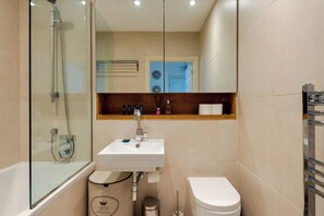 Banheira, produtos de toalete grátis, secador de cabelo 