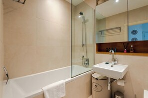 Badkar, gratis toalettartiklar, hårtork och handdukar