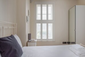 1 quarto, escrivaninha, ferros/tábuas de passar roupa, acesso à internet