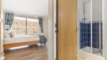 Regadera, secadora de cabello, toallas