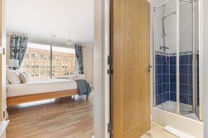 Shower, hair dryer, towels - GuestReady - Cosy ensuite room with balcony (London)