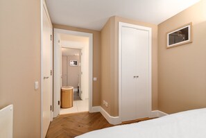 2 slaapkamers, een bureau, een strijkplank/strijkijzer, internet