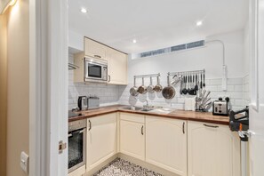 Een koelkast, een magnetron, een oven, een vaatwasser