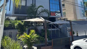 A multi-story building with a sign reading 'GETOME'. - Flat Gold Get One - João Pessoa (João Pessoa)