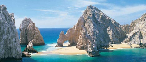Perto da praia, espreguiçadeiras, toalhas de praia