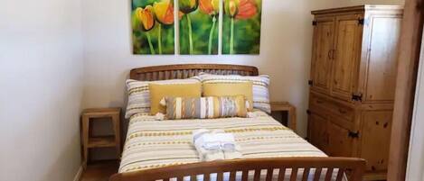 2 bedrooms, iron/ironing board, free WiFi, bed sheets