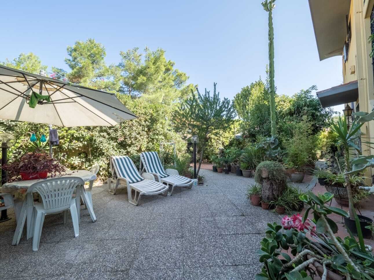 Just a stone's throw away from the beach, quiet and comfortable apartment.