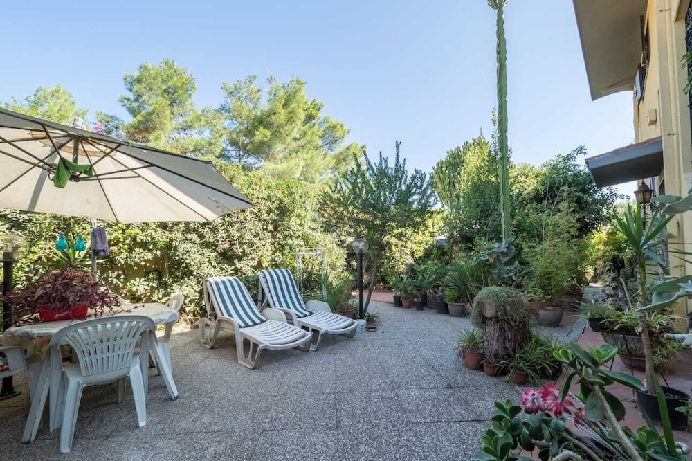 Just a stone's throw away from the beach, quiet and comfortable apartment.
