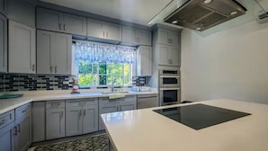 Cafetera/tetera, refrigerador, microondas, horno