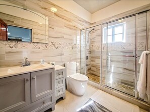 Shower, towels, soap, shampoo - The perfect getaway.  Luxury, spacious, serene & tranquility  (St. Ann)