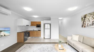 1 Bedroom Apartment on Broadwater | Private kitchen | Full-size fridge, microwave, oven, stovetop