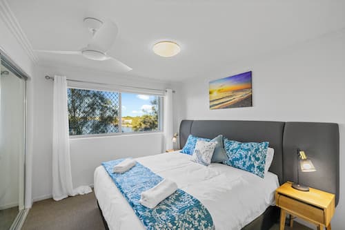 2 Bedroom Apartment on Saltwater | Free WiFi, bed sheets