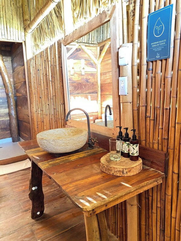 เคบินสำหรับครอบครัว | ห้องน้ำ | ฝักบัว, เรนชาวเวอร์, ของใช้ในห้องน้ำฟรี, ผ้าเช็ดตัว