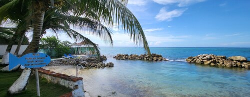 Ocho Rios!! WINTER SALE $99!!! The Beachside Eden - Come stay a while!