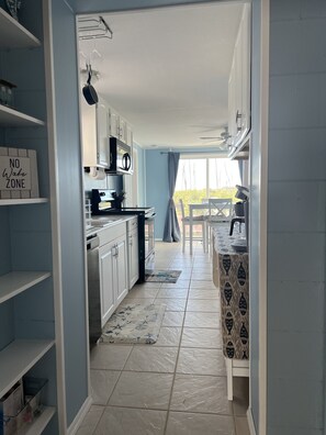 Kjøleskap, mikrobølgeovn, ovn og kokeplater