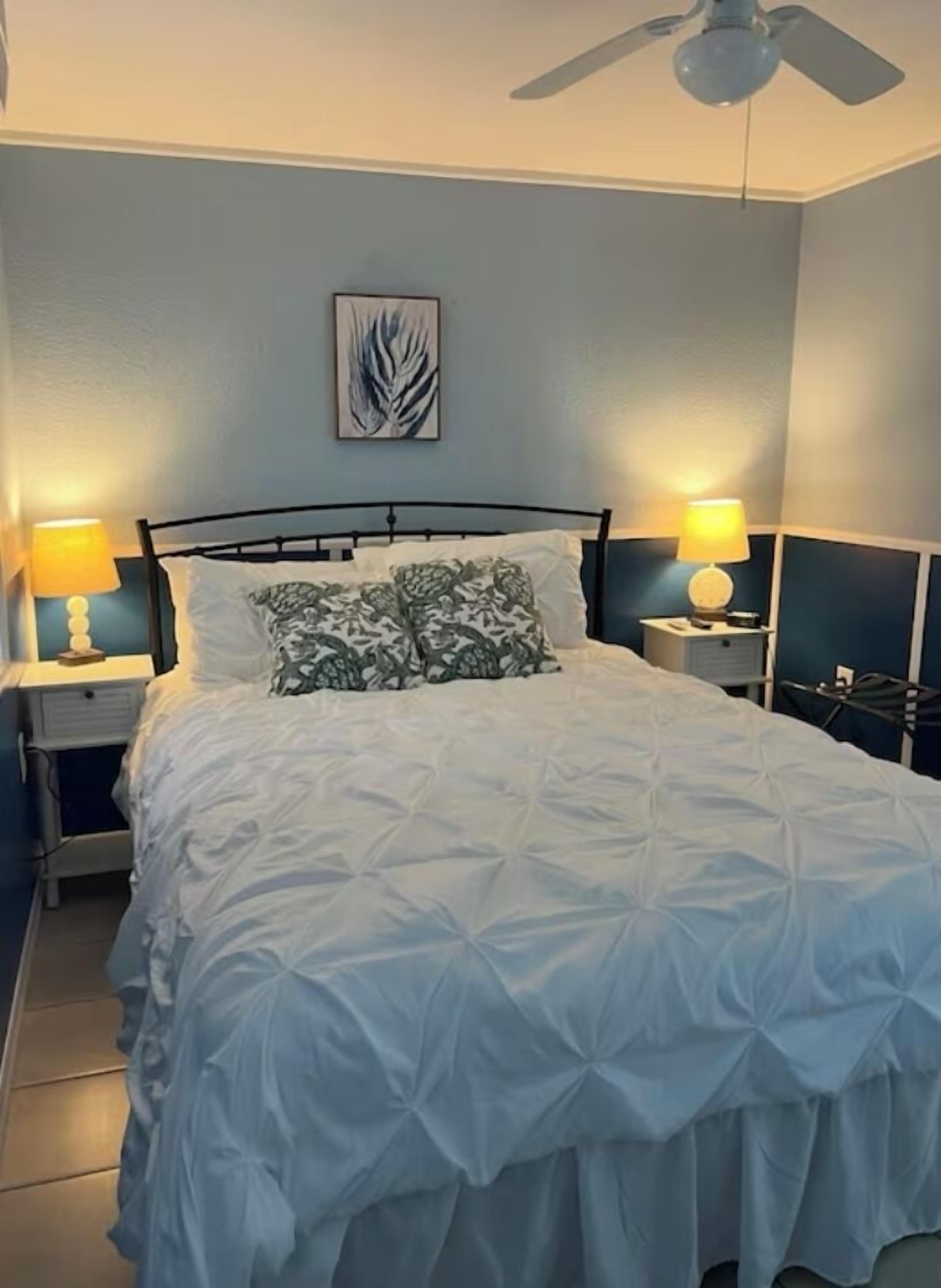 1 slaapkamer, een bureau, een strijkplank/strijkijzer, reisbedje