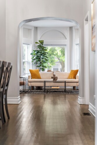 Lakeview Lux - 20min to Wrigley - Free Parking - Sleeps 17+