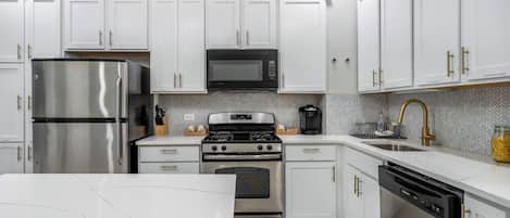 Refrigerador, microondas, horno y parrilla de estufa