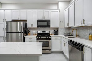 Refrigerador, microondas, horno y parrilla de estufa