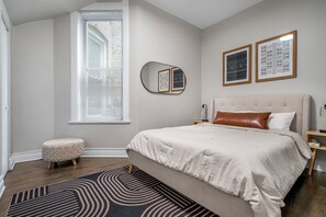 6 bedrooms, desk, iron/ironing board, travel crib