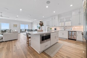 R�éfrigérateur, four à micro-ondes, un four, surface de cuisson