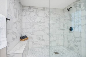 Secador de cabelo, toalhas de banho