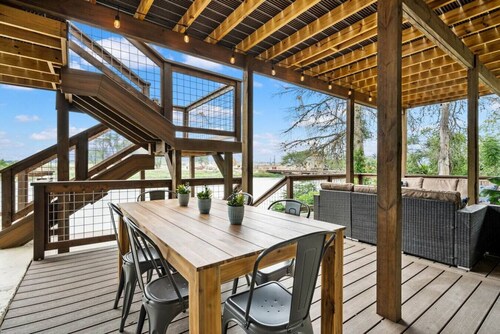 The Hideaway on Lake Dunlap*Direct Lake Dunlap Access*Pool*Accommodates 20